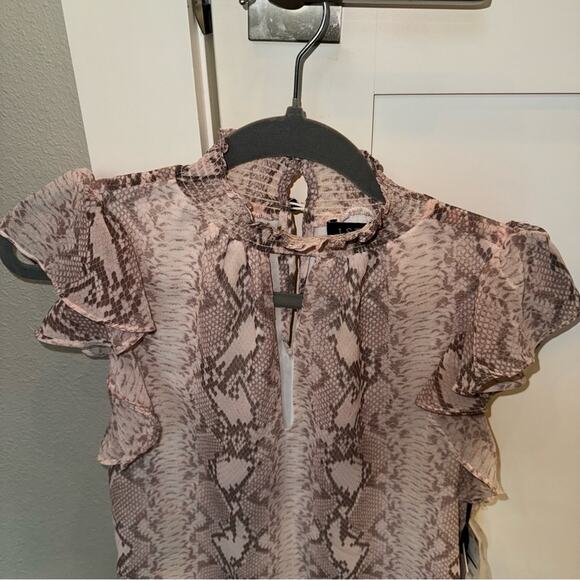 1.STATE Keyhole Flutter Sleeve Smocked Neck Silky Snake Ballet Dust Pink… - Picture 6 of 7